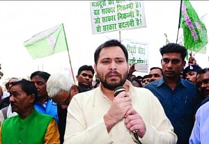 Rahul, Kejriwal join  hands for Tejashwi's  stir to unseat Nitish