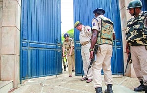 Intruder gunned down at Farooq's residence