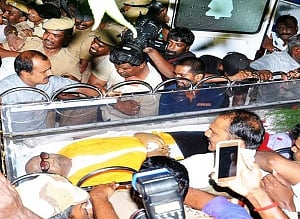 Madras HC allows Karunanidhi's burial on Marina Beach