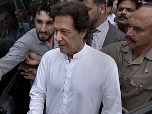 Indian envoy calls on Pak PM-in-waiting Imran Khan