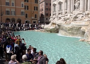 Tourists brawl in Rome for selfie spot