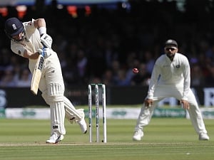 India reduce England to 89 for 4 at lunch