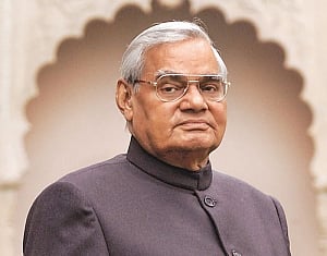 Vajpayee critical, remains on life-support system