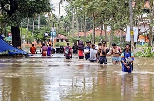 Kerala flood toll reaches 370, rescue operations continue