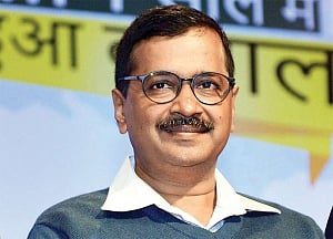 Kejriwal visits Sheila Dikshit to enquire about health