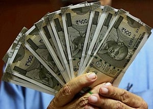 Rupee falls to fresh low of 71.37 per dollar