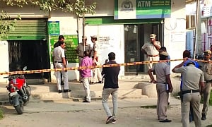 6 shoot bank cashier, decamp with Rs 3 lakh