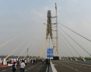 AAP alleges no cop on Signature bridge; police say about 2,000 challans issued for traffic violation