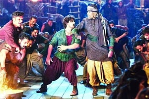 Amitabh and Aaamir shake a leg