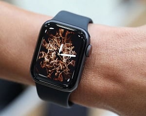 Apple 'Watch Series 4' crashing, rebooting owing to bug: Report