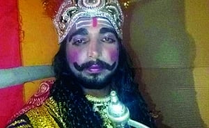 Artiste ‘Ravan’ saves  8 but loses his life