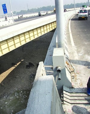 Bike flies off Signature Bridge, 2 would-be docs die