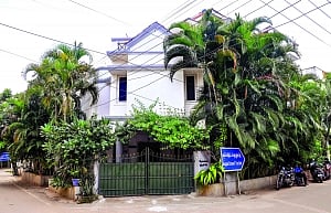 CBI raids TN top cop, Health Min  for gutkha scam