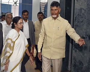 Chandrababu Naidu meets Mamata, announces postponement of Oppn conclave