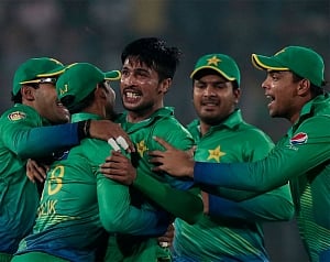 Concerned at Aamir not taking wickets, have spoken to him :  Sarfraz