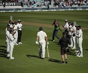 Cook gets guard of honour from Indian team, Oval applauds