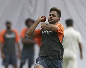 Debutant Shardul hobbles out after sustaining groin strain