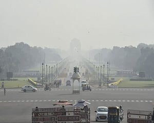 Delhi continues to choke with very poor air quality, 5 areas record severe pollution