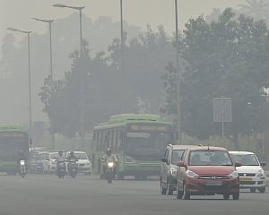 Delhi's air pollution on path of reversal, quality oscillates between poor, very poor