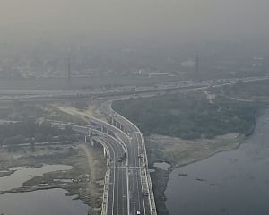 Delhi's pollution level dips slightly but remains in 'very poor' category