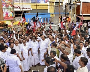 Objectionable scenes in film 'Sarkar' cut, TN govt thanks crew