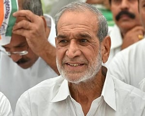 Ex-Cong leader Sajjan Kumar appears before Delhi court in a 1984 anti-Sikh riots case