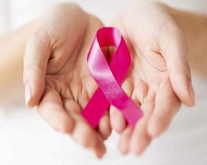 Late childbirth linked to high breast cancer risk: Study