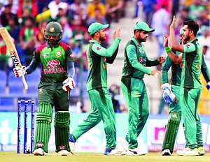 Pak struggle in final chase