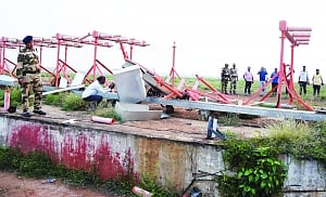 Plane hits wall, unwary pilots fly for 4 hrs