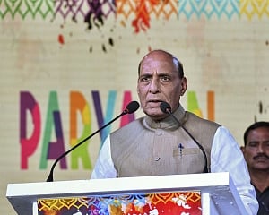 Print media should create awareness against violence: Rajnath