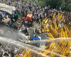 Protesting farmers hold fort at Delhi-UP border, reject govt's assurances