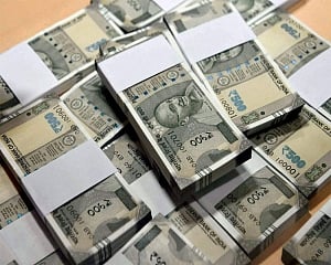 Rupee advances 10 paise against US dollar in early trade