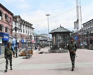 Security beefed up to foil sit-in by separatists, normal life hit in Srinagar