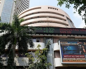 Sensex crashes 505 pts on rupee woes, global worries