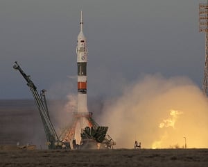Soyuz heads to ISS on first manned mission since October failure