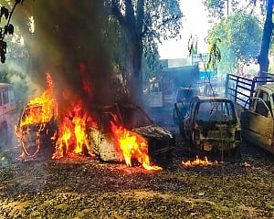 Violence in Bulandshahr over cow slaughter; cop who probed Akhlaq case among 2 dead