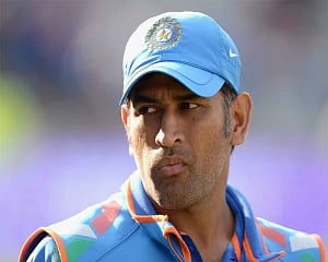 'Lightening quick' Dhoni shows his love for Indian flag