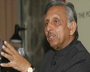 'Non-Gandhi' can be Cong chief, but Gandhi family must remain active in party: Aiyar