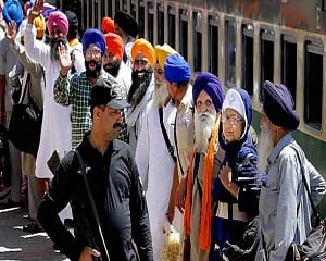 1,100 Indian Sikhs reach Gurdwara Punja Sahib in Pak