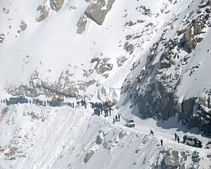 10 missing after avalanche hits Jammu-Srinagar highway