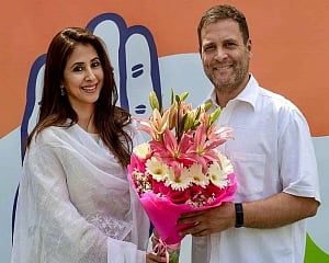Actor Urmila Matondkar joins Congress, meets Rahul Gandhi