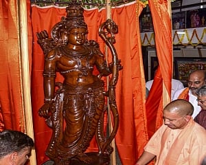 Adityanath visits Ayodhya, says everyone wants Ram temple there