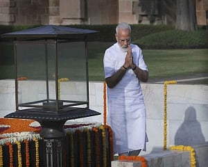 Ahead of swearing in, Modi pays tributes to Gandhi, Vajpayee