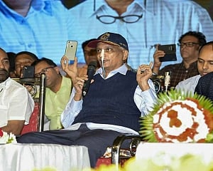 Ailing Parrikar presents Goa budget, says he's high on 'josh'