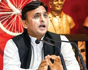 Akhilesh prepares to revamp Samajwadi Party