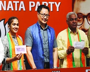 Babita, father Mahavir in political dangal, join BJP