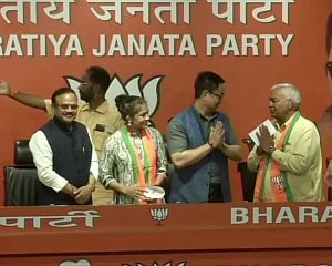 Babita Phogat, Mahavir Phogat join BJP