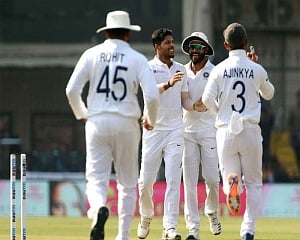 Bangladesh 60/4 at lunch as India cruise towards big innings victory