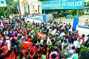 Bhatpara on edge, locals chase cops away, hurl bombs