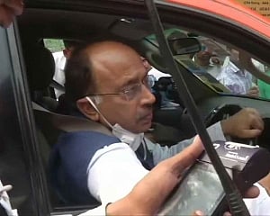 BJP's Rajya Sabha MP Vijay Goel violates odd-even rule, issued a challan of Rs 4000 by cops